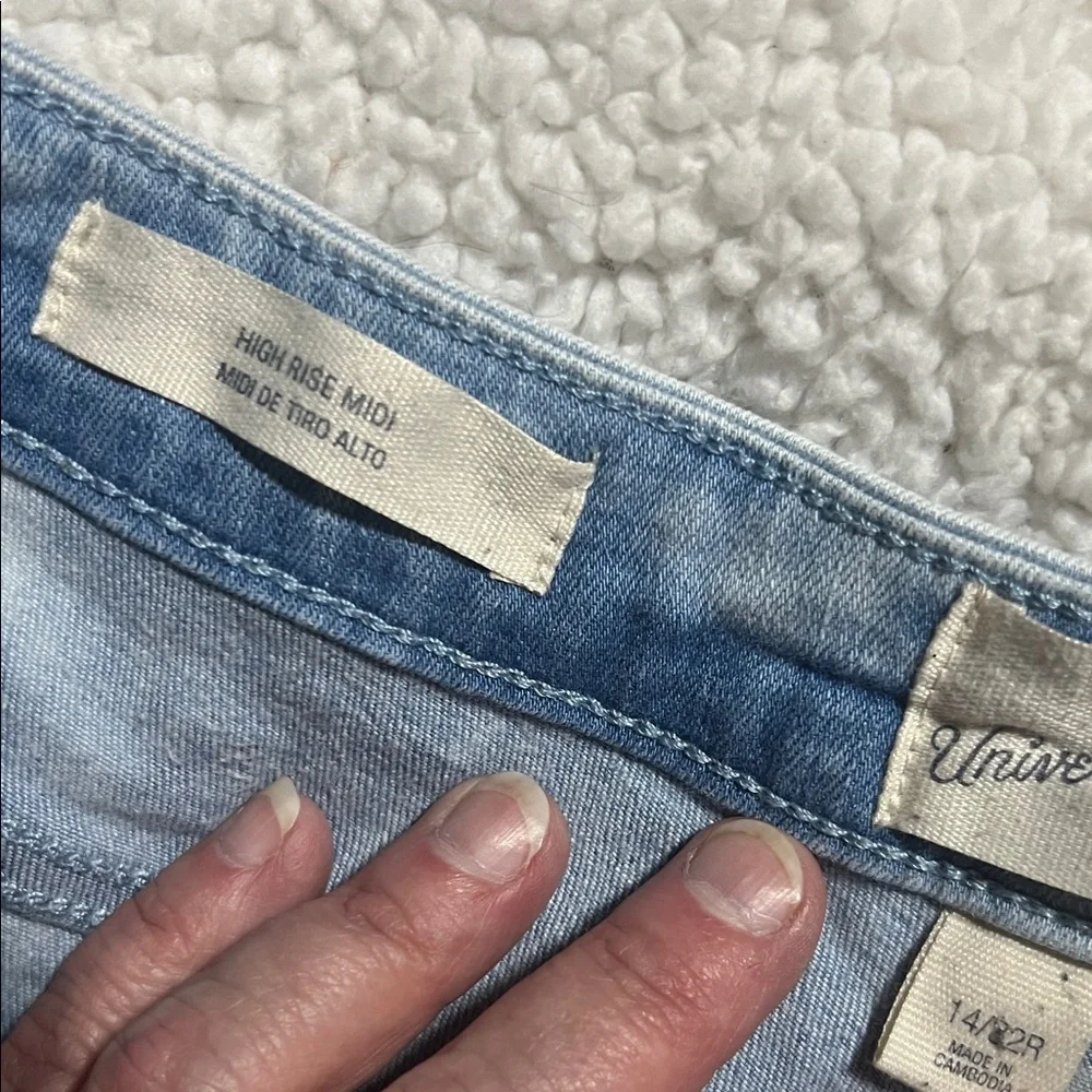 Universal Thread Light Wash Jean Shorts - Picture 3 of 3